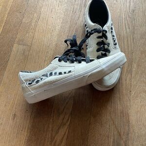 Vans Women Cream Low-Top Sneakers with Black Details